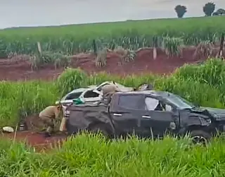 Choque entre carros mata um e fere dois