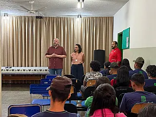 Gleice Jane entrega emenda para aquisição de projetores em escola