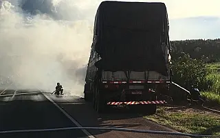 Fogo atinge cabine de carreta carregada com algodão na BR-163 e motorista sai ileso