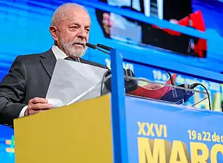 Lula promete dinheiro para casas e SUS com especialidades