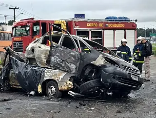 Colisão entre dois carros mata cinco pessoas em rodovia de Curitiba