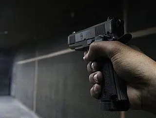 Policial aposentado mata professor em frente de escola