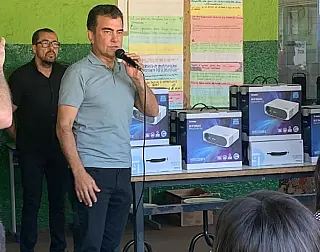 Marçal entrega retroprojetores no Reis Veloso