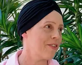 Paciente faz crochê enquanto retira tumor do cérebro