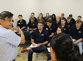Estudantes dos EUA conhecem características da agricultura da região