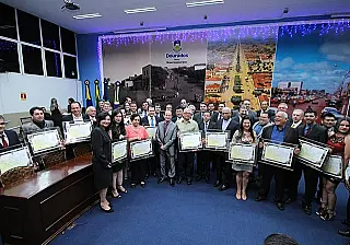 Em sessão solene, vereadores reconhecem trabalho de personalidades