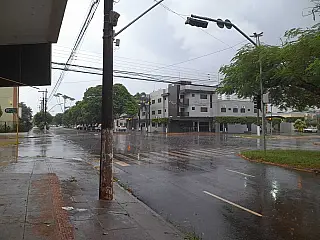 Chuva deixa semáforo sem sinalização no centro de Dourados