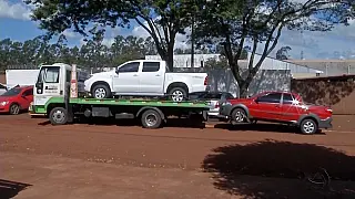 Caminhão guincho levava dois carros roubados, que foram recuperados pelo DOF