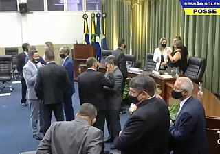 Repórter policial Bronka conduz cerimônia de posse na Câmara