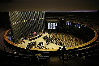 Deputados e senadores retornam do recesso com 20 temas polêmicos para serem discutidos