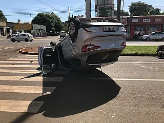 Carro capota na Marcelino após colisão