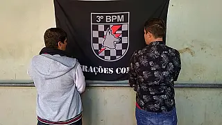Canil da PM flagra dois homens com maconha dentro de ônibus