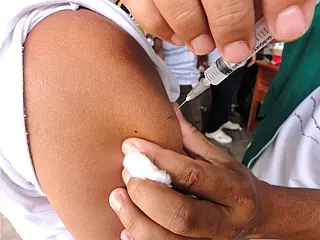 Farmácias devem ser liberadas para aplicação de vacinas