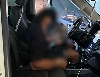 Homem morre crivado de balas dentro de carro