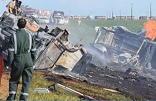 Explosão entre caminhões após acidente mata três pessoas em rodovia de Mato Grosso