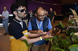 Deficientes visuais podem tocar em animais e plantas aquáticas em espaço novo no Bioparque Pantanal