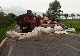 Caminhão com problemas tomba e interdita a MS-147