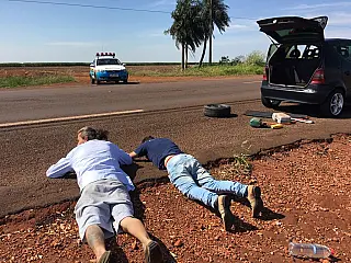 Dupla é presa com automóvel recheado de maconha que iria para o Paraná