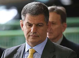 Bebiano perde a queda de braço com filho do presidente e deixa o Governo