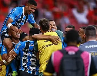 Grêmio chega a 44 títulos no empate com Inter