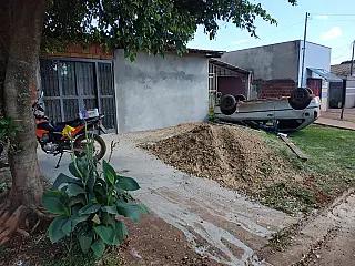 Mulher perde controle de veículo, choca em moto e tomba o carro