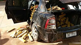Polícia é chamada para atender acidente e encontra carro com 760 kg de maconha em MS