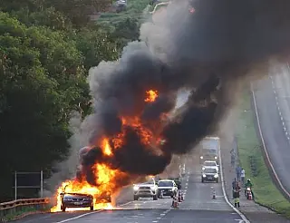 Carro pega fogo na rodovia e atentados produzem mortos e feridos em cidades da região