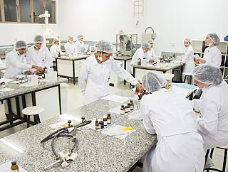 Alunos do Presidente Vargas participam de projeto 'Farmacêutico por 1 Dia' na Unigran