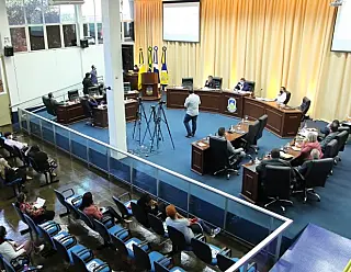 Câmara aprova oito projetos, homenageia escritor, mas não vota financiamento