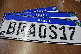 Projeto devolve as placas 'normais' de carros