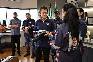 Prefeitura entrega uniformes para equipe do Samu após oito anos sem reposição