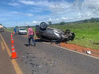 Duas pessoas morrem e outras seis ficam feridas após colisão frontal entre dois carros