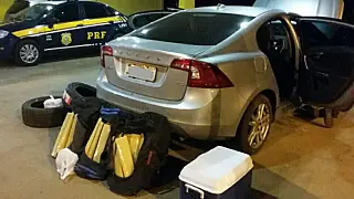 Policiais encontram quase 100 quilos de maconha em carro de luxo