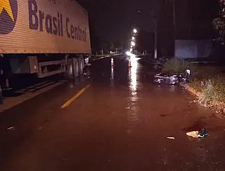 Homem morre ao bater moto na traseira de carreta estacionada em Dourados