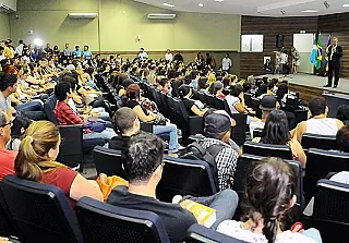 Estado assina contratos para que 600 jovens possam cursar universidade