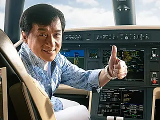 Jato executivo da Embraer é entregue a Jackie Chan na China