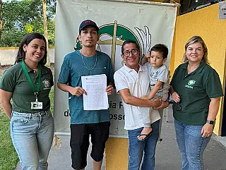 Pai adotivo reconhece direito legal de paternidade