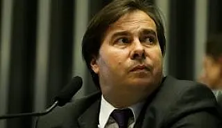 É preciso votar rapidamente denúncia contra Temer, diz Maia