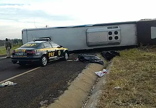 Acidentes com dois carros e ônibus mata nove pessoas no Paraná
