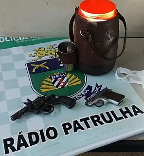 Polícia recebe denúncia e flagra nora e sogra com armas escondidas em garrafa de tereré