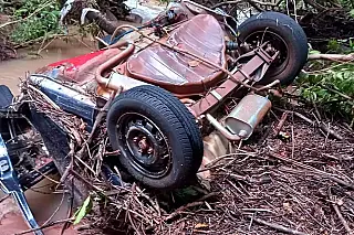 Motorista é encontrado morto em carro depois de ser arrastado pela enxurrada