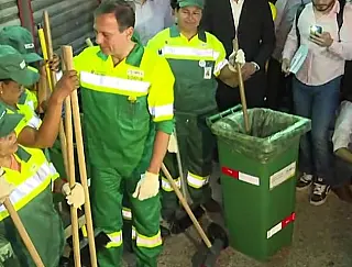 Dória se veste de gari e vai pra rua limpar São Paulo nesta segunda-feira