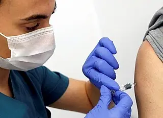 Cientistas alertam: Vacina contra Covid não significa volta à vida normal