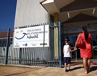 Prefeitura rompe contratos com profissionais e deixa mais de 500 crianças sem atendimento