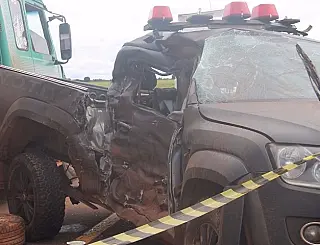 Dois policiais morrem e dois ficam gravemente feridos em colisão com carreta