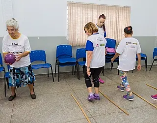 Idosos da Cachoeirinha participam de atividades físicas com acadêmicos da Unigran