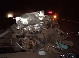 Belina fica destruída em choque frontal com carreta e oito pessoas morrem na BR 267
