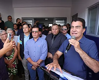 Moradora leva fogos de artifício para entrega de posto de saúde