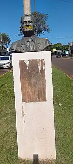Placa de bronze em homenagem a Januário de Araújo é furtada