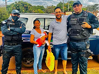 Policiais visitam bebê nascido após escolta até hospital